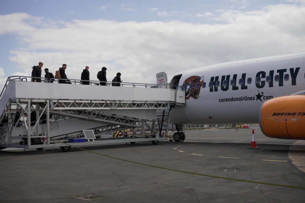 Acun Ilıcalı’nın sahibi olduğu İngiltere Championship ekibi Hull City yeni sezon öncesi hazırlık kampı ve dostluk maçları için “Corendon Airlines”ın Hull City için özel tasarladığı uçak ile İstanbul’a geldi.