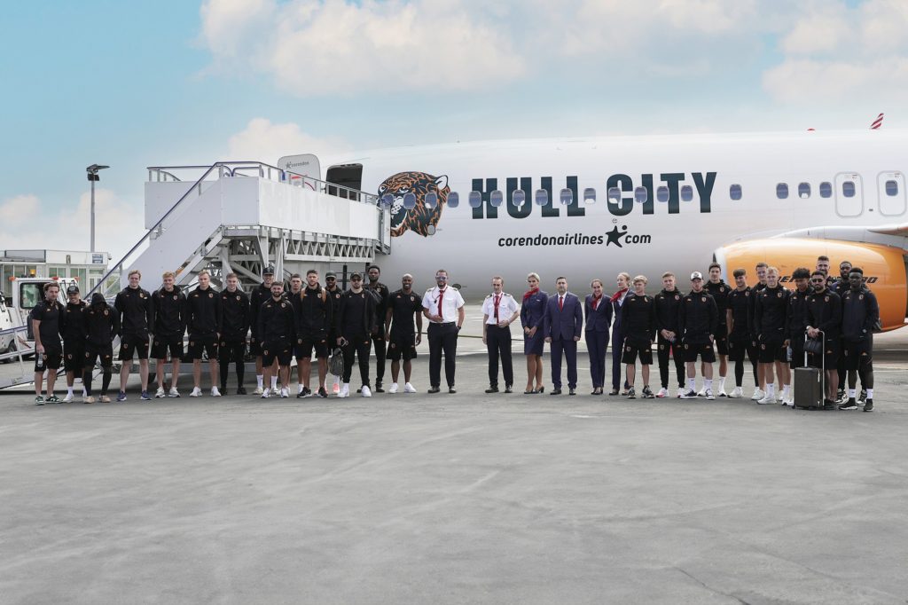 Acun Ilıcalı’nın sahibi olduğu İngiltere Championship ekibi Hull City yeni sezon öncesi hazırlık kampı ve dostluk maçları için “Corendon Airlines”ın Hull City için özel tasarladığı uçak ile İstanbul’a geldi.